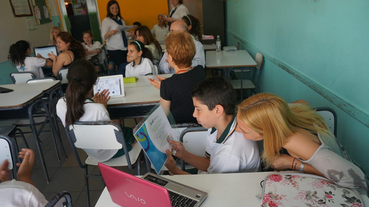 Aula del Instituto Amanecer con alumnos usando tablets y notebooks